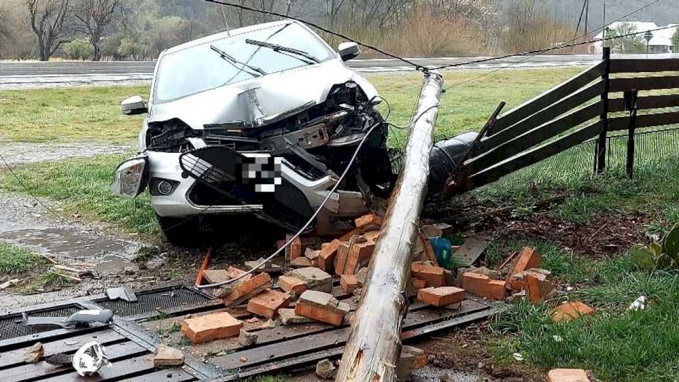 por-quinta-vez,-despisto-un-auto-y-termino-en-su-patio:-pide-que-arreglen-la-ruta-40