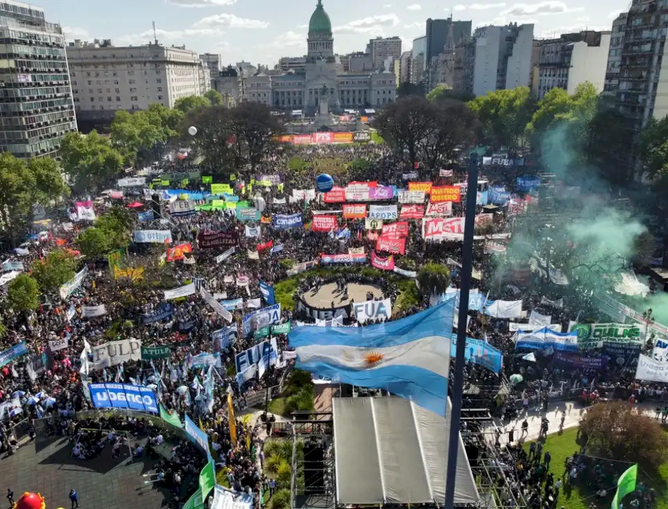 una-multitud-reclama-frente-al-congreso-contra-el-veto-de-milei-al-presupuesto-universitario