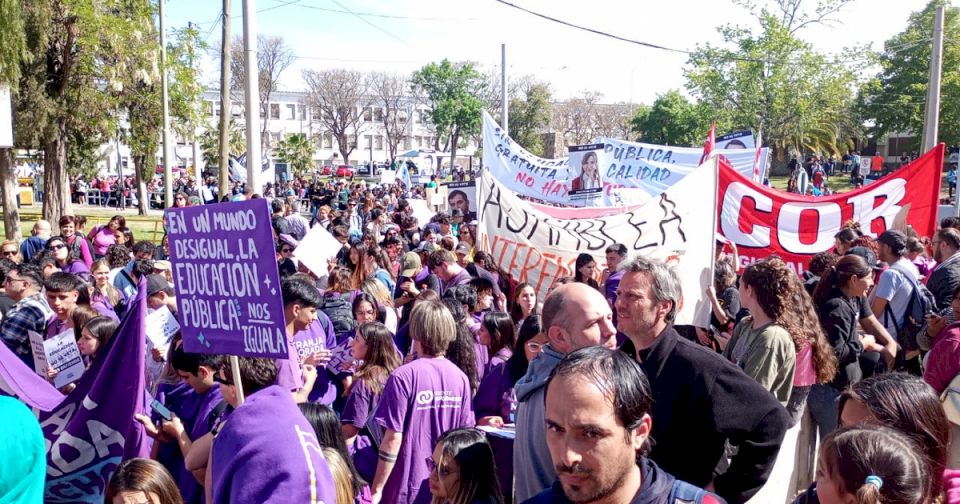 en-defensa-de-la-educacion-publica:-asi-arranco-la-marcha-universitaria-en-mendoza