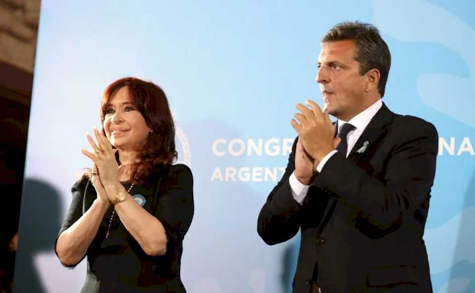 cristina-kirchner-y-sergio-massa-reaparecieron-en-medio-de-la-marcha-universitaria:-“vamos-a-volver”