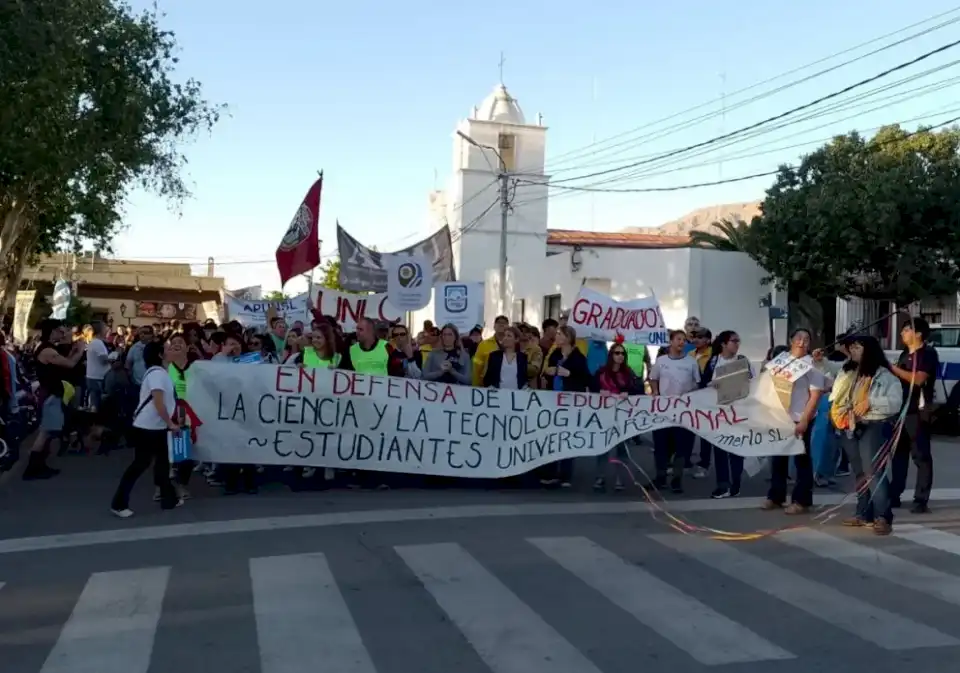 Masiva marcha en Villa de Merlo en defensa del financiamiento de la Universidad Pública