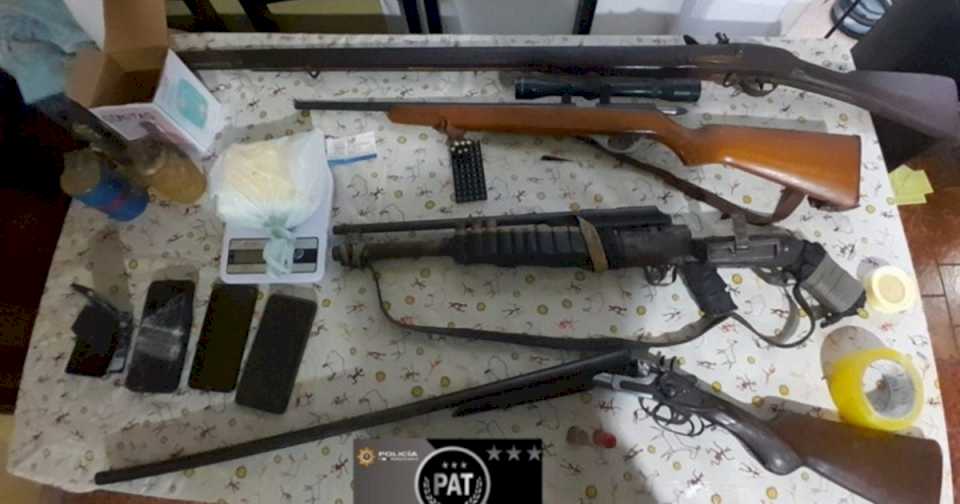 Detuvieron a tres policías en Rosario e investigan a ocho por el robo de 15 kilos de cocaína y de 50 mil dólares en un allanamiento contra el narco