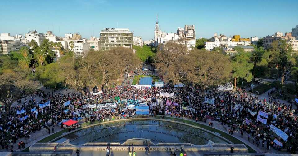 Marcha universitaria: fue masiva en Mendoza, con participación de funcionarios del gobierno de Alfredo Cornejo