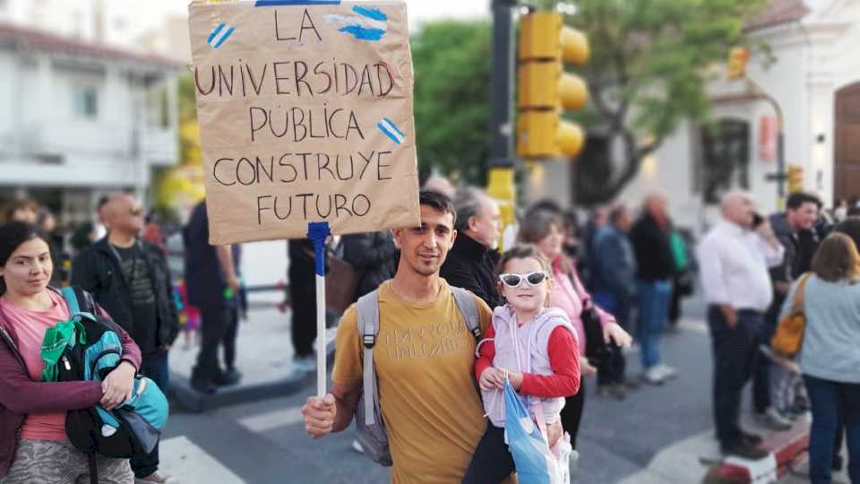 luego-de-las-masivas-marchas,-milei-veto-la-ley-de-financiamiento-universitario