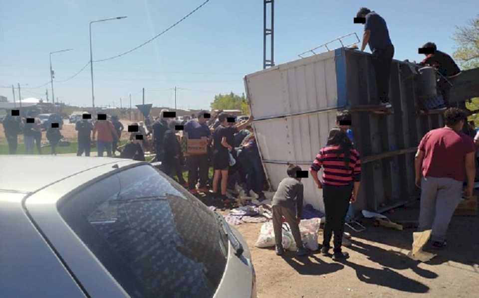 un-camion-que-transportaba-frutas-volco-y-fue-saqueado-en-minutos