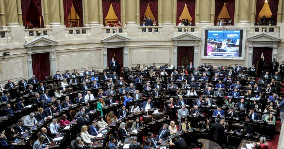 Javier Milei y sus medidas, EN VIVO: la primera mala noticia para el Gobierno en el «poroteo» para blindar el veto del financiamiento universitario en el Congreso