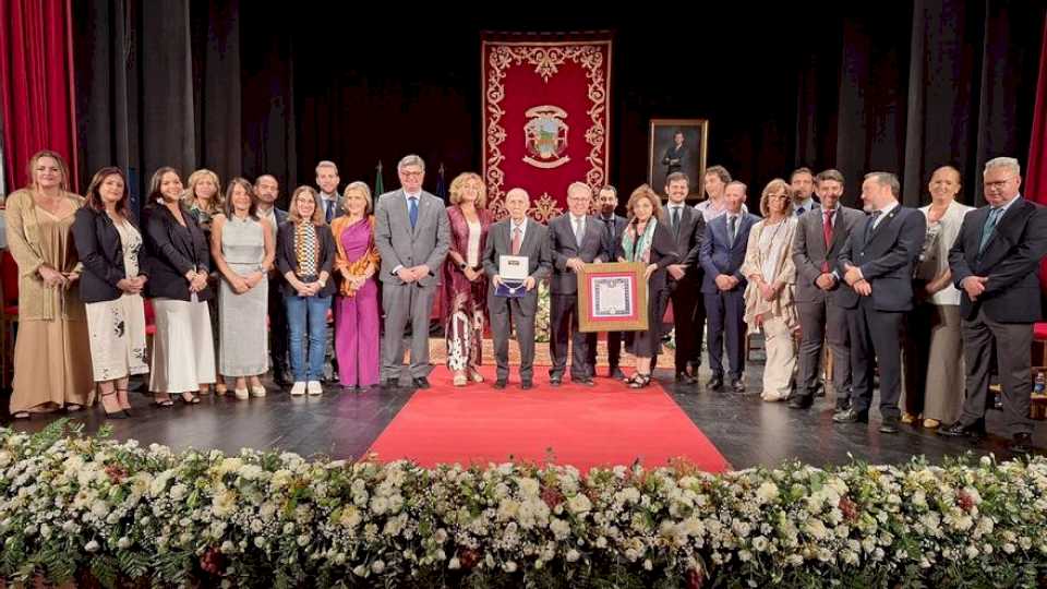 Bodegas Delgado recibe la Medalla de Oro de Puente Genil en su 150 aniversario