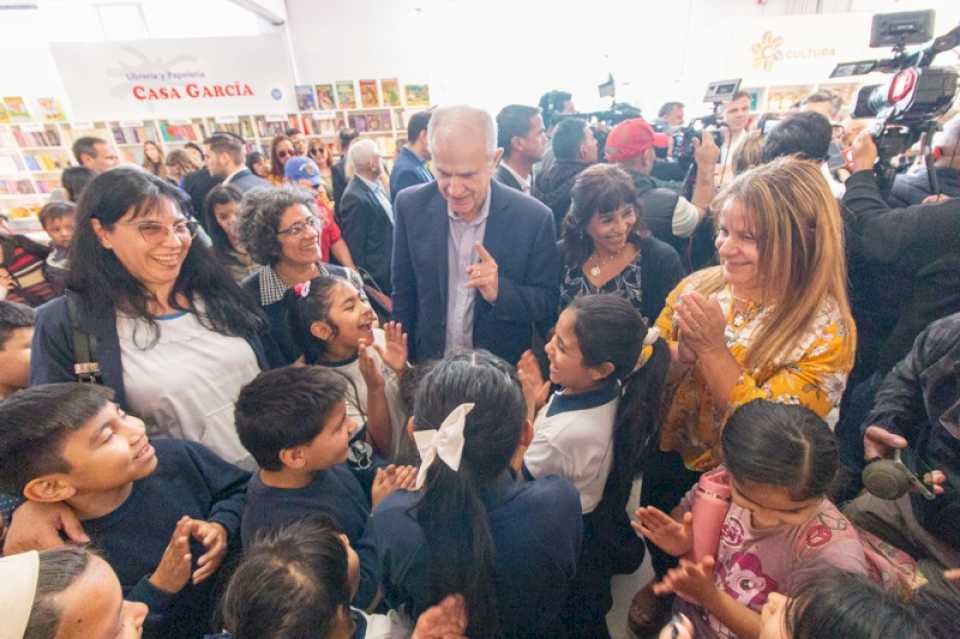 “Tenemos que volver al libro”, reflexionó el intendente Nikisch en la FIL 2024