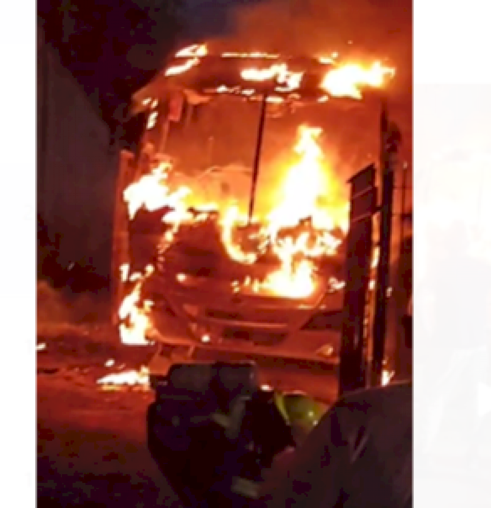 (video)-tension-en-carlos-paz:-se-incendio-un-motorhome-y-el-fuego-amenazo-viviendas