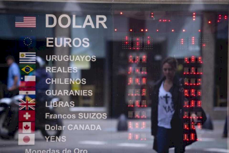 siguen-cayendo-todas-las-cotizaciones-del-dolar-y-el-libre-quedo-en-$1.205,-su-valor-mas-bajo-desde-mayo