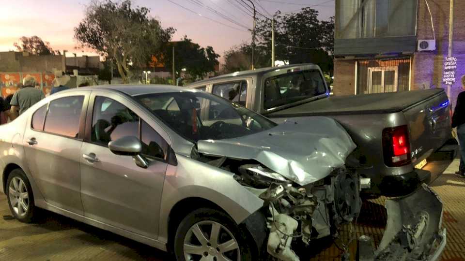 un-auto-y-una-camioneta-quedaron-en-la-vereda-tras-chocar-violentamente