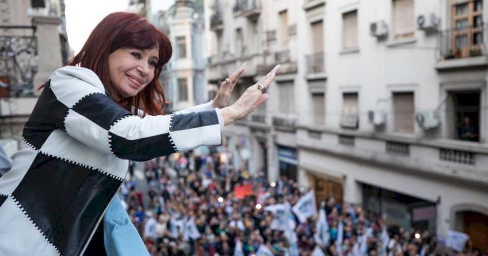 Cristina juega fuerte para conservar la centralidad opositora: el kirchnerismo armó un operativo clamor para que presida el PJ