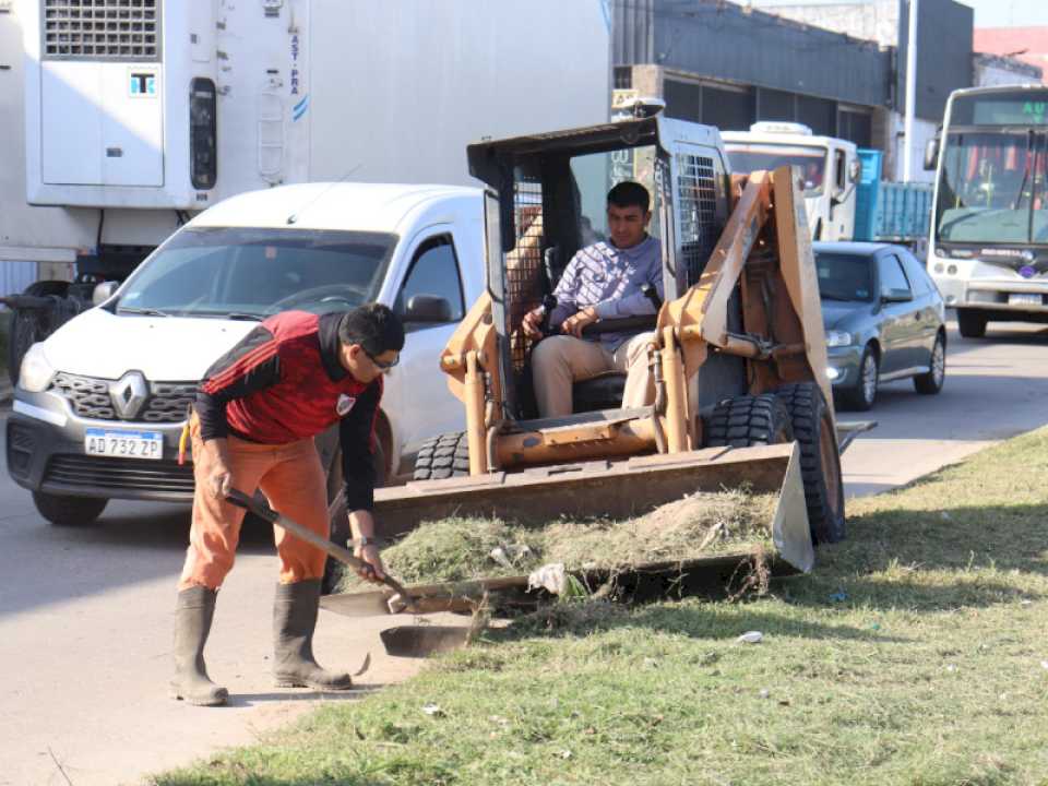 amplio-operativo-de-limpieza-y-desmalezado-a-la-vera-de-las-rutas-11-y-16