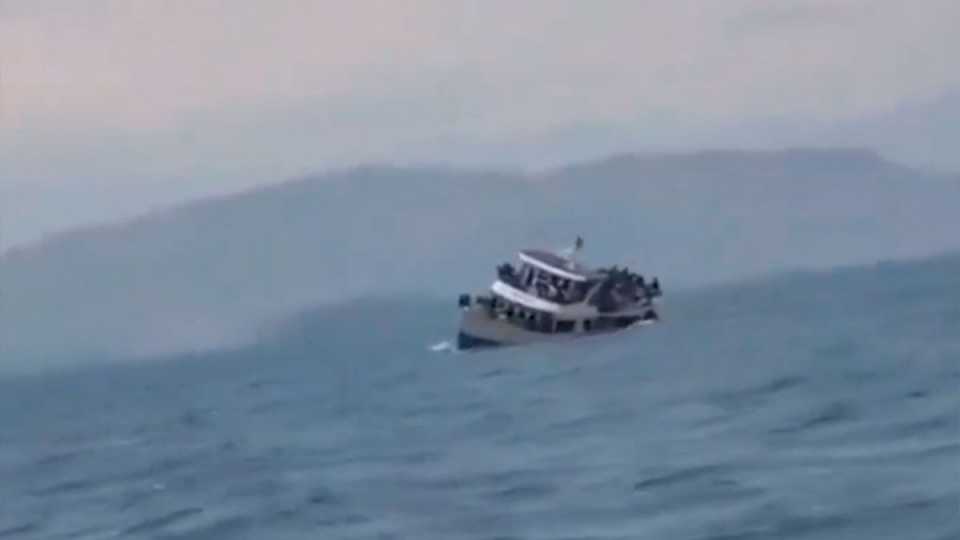 dramatico-video:-grabaron-el-momento-en-que-un-barco-repleto-de-pasajeros-se-dio-vuelta