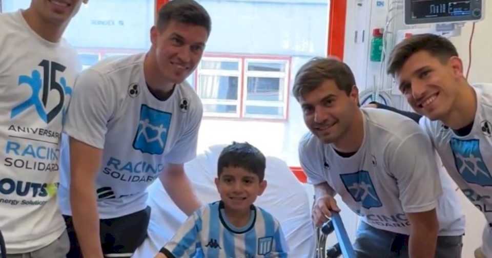 El gran gesto de los jugadores de Racing en la previa del partido contra Vélez: visitaron el Hospital Garrahan y se sacaron fotos con los niños