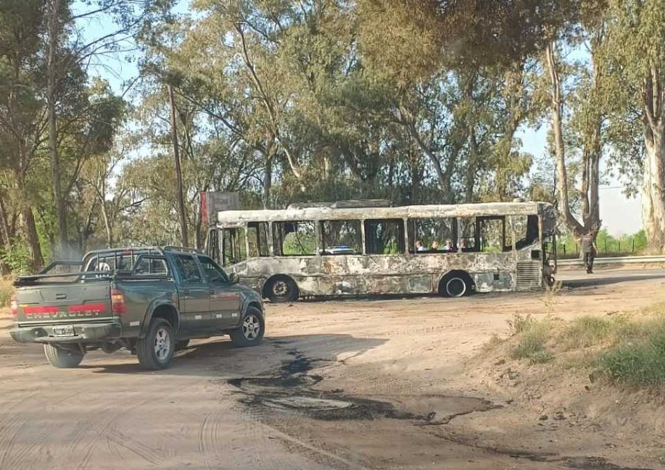 se-incendio-por-completo-un-colectivo-del-emtu-en-santa-rosa