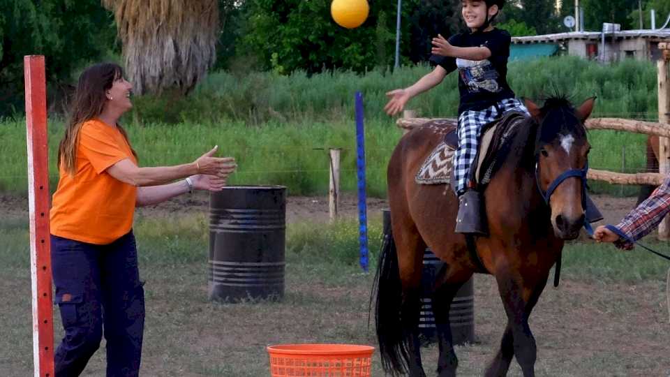 el-sacrificio-de-carlota:-vendio-todo-para-brindar-equinoterapia-a-sus-pacientes