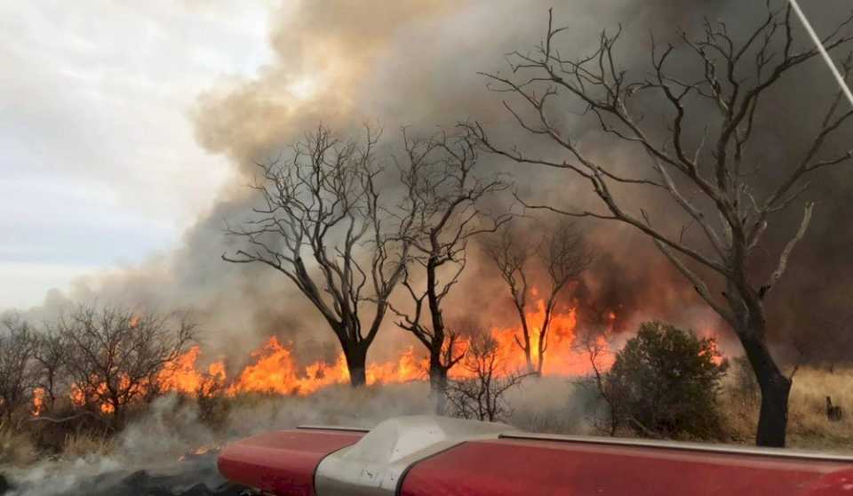 brigadistas-y-bomberos-voluntarios-combaten-un-incendio-de-gran-magnitud-en-el-sur-de-san-luis