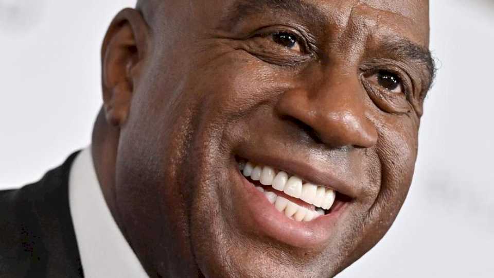 Magic Johnson apela a los hombres afroamericanos en EEUU: «Elijamos a Kamala Harris»