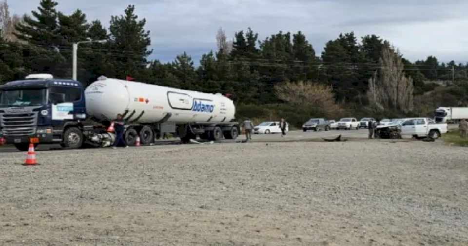 choque-frontal-sobre-ruta-40-en-el-ingreso-a-bariloche:-tres-personas-fueron-derivadas-al-hospital