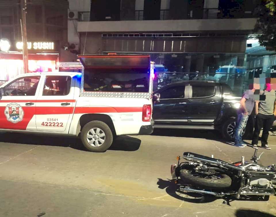 carlos-paz:-motociclista-herido-tras-chocar-con-un-auto-en-el-centro