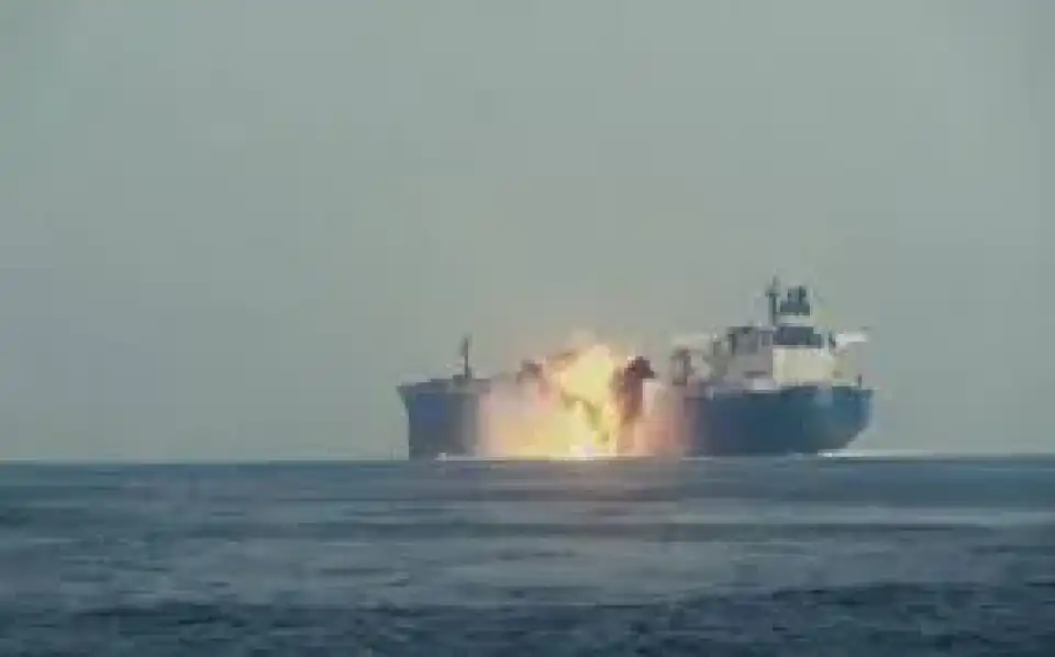 video:-los-huties,-apoyados-por-iran-explotan-un-petrolero-britanico-en-el-mar-rojo