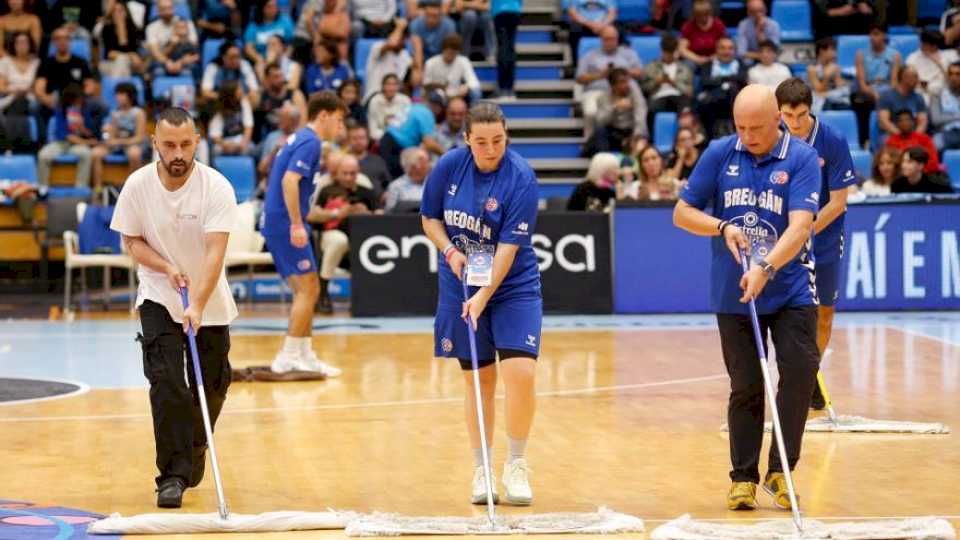 las-goteras-obligan-a-suspender-el-breogan-tenerife-con-el-partido-empezado