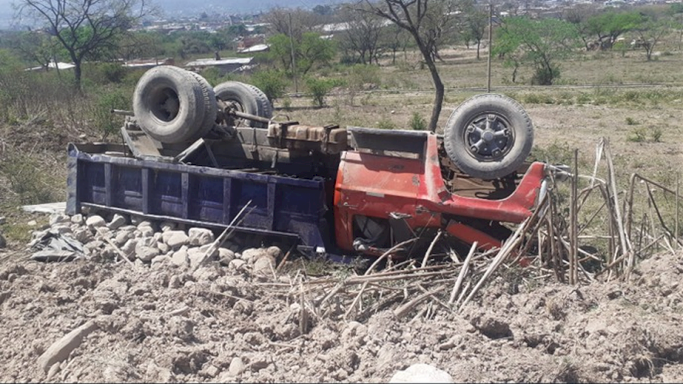 un-camion-cargado-con-piedras-volco-en-palpala