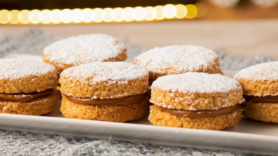 muy-facil:-como-hacer-alfajores-de-coco-para-la-merienda