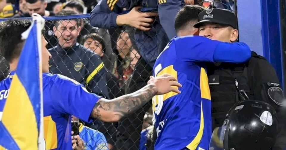 La confesión del policía que se llevó el abrazo de Merentiel en el gol de Boca: «Me sacaron la gorra»