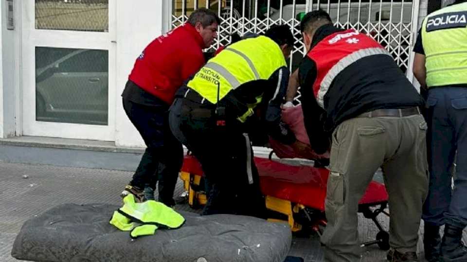 tension-en-pleno-centro:-un-obrero-se-cayo-de-4-metros-de-altura