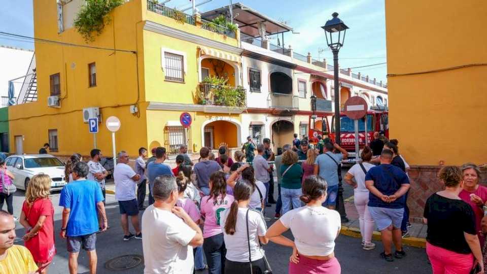 Dolor y silencio en Guillena: «Era una familia muy conocida en el pueblo, tenían una frutería»