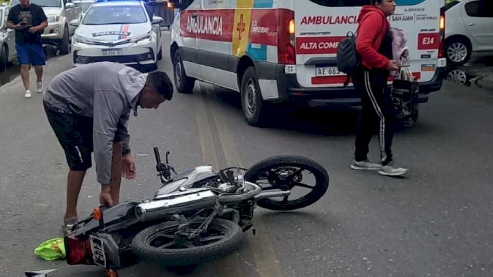 hizo-un-giro-que-no-debia-en-su-auto-y-termino-chocando-a-una-motociclista