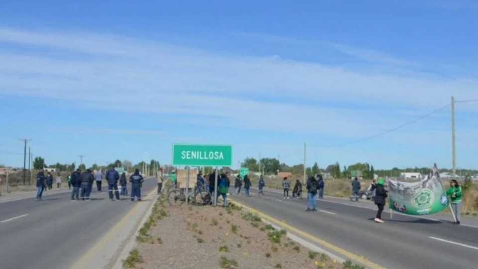 trabajadores-municipales-de-senillosa-bloquean-la-ruta-22-tras-la-falta-de-respuestas-salariales