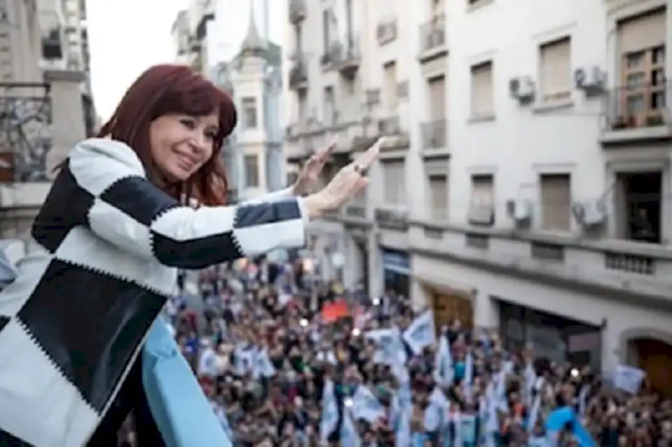 cristina-kirchner-se-lanzo-como-candidata-a-presidir-el-pj-nacional-y-pidio-la-unidad-del-peronismo:-“hay-que-enderezar-lo-que-se-torcio”