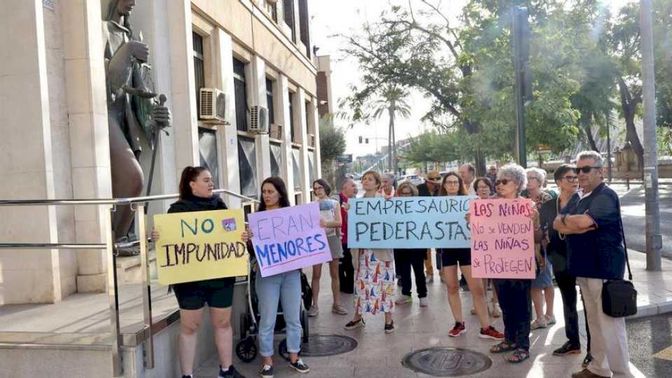 Todos los empresarios condenados por prostitución de menores en Murcia se libran de la cárcel