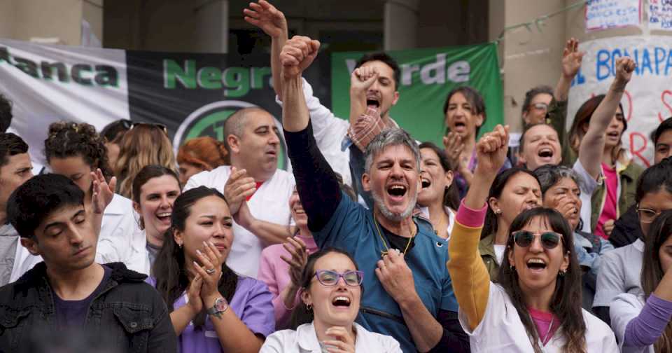 protestas-contra-milei:-los-medicos-marchan-a-plaza-de-mayo-contra-los-recortes-en-salud-y-vuelve-la-«fila-del-hambre»-en-capital-humano