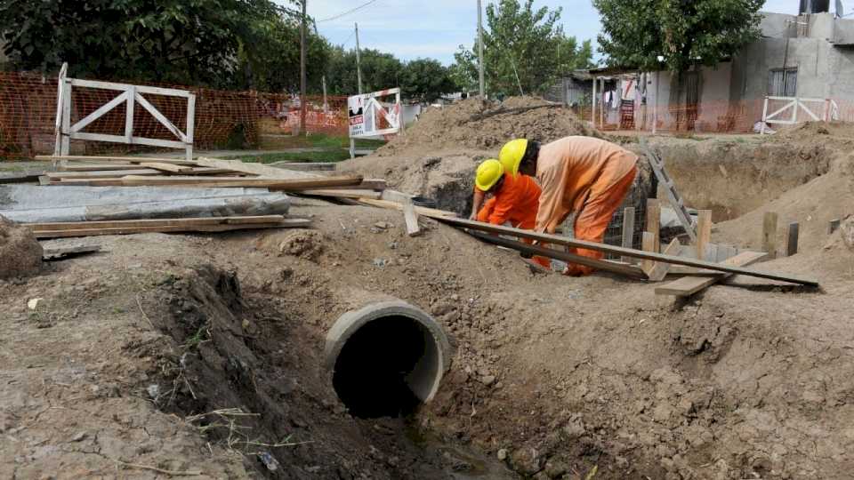 luis-caputo-cierra-el-enohsa:-¿que-pasara-con-las-obras-de-cloacas-en-rawson?