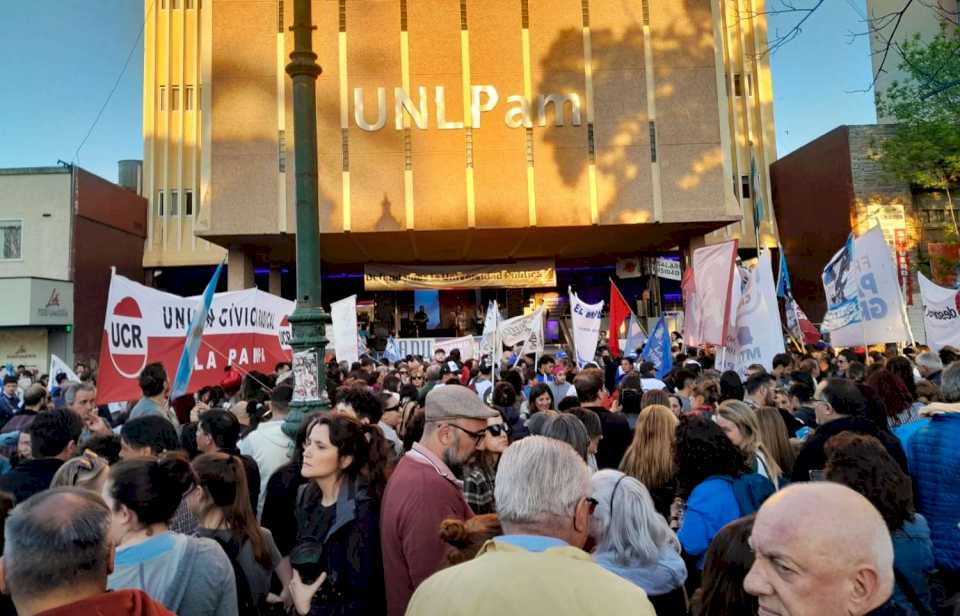 veto-al-financiamiento-universitario:-frente-estudiantil-realiza-esta-noche-una-vigilia-en-la-unlpam