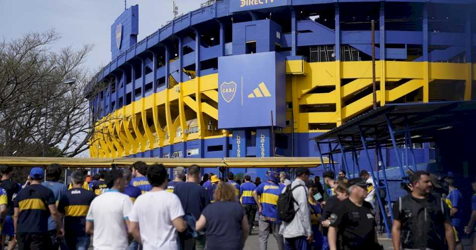 Violento robo piraña a turistas extranjeros cerca de la cancha de Boca: uno de los ladrones tenía tobillera electrónica