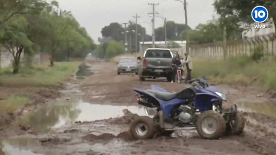 un-barrio-de-cordoba-incomunicado:-camiones,-autos-y-colectivos-atascados-en-el-barro