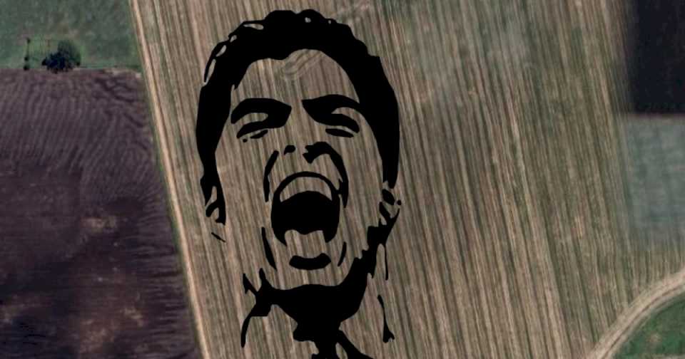 impactante-homenaje-a-luis-suarez-en-medio-de-la-polemica-con-marcelo-bielsa:-sembraron-su-cara-en-un-campo-de-maiz