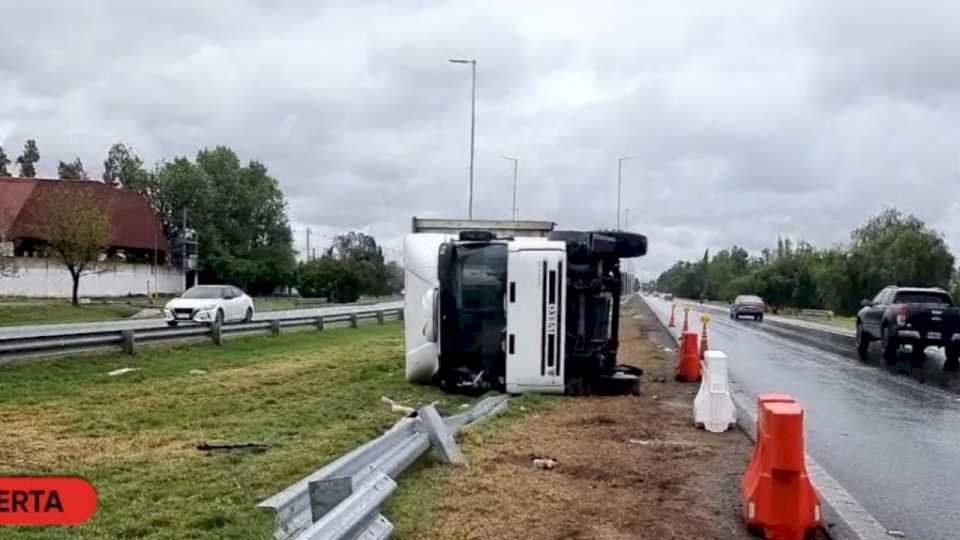 luego-de-mas-de-24-horas,-retiraron-el-camion-que-volco-sobre-la-ruta-40