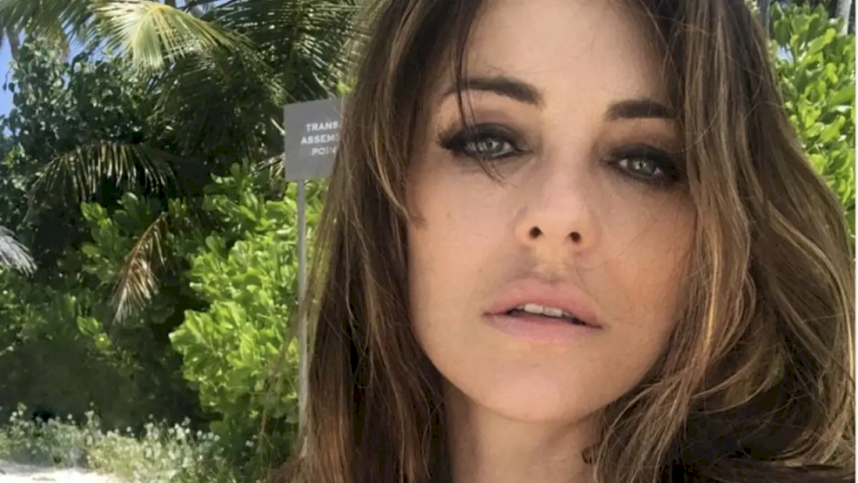 a-sus-59-anos,-liz-hurley-confirma-que-es-la-reina-de-las-transparencias-animal-print,-xs-y-al-ras