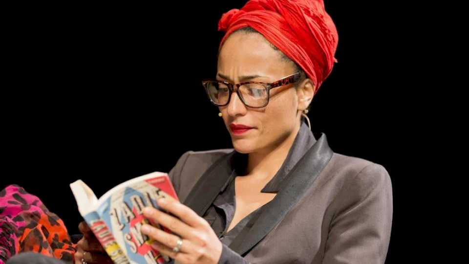 Zadie Smith: «Para Mark Zuckerberg cada niño de 13 años vale 275 dólares: les pone un precio, como el de un esclavo»