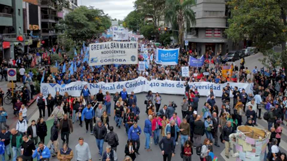 gremios-universitarios-lanzaron-un-paro-nacional-tras-la-confirmacion-del-veto-de-milei