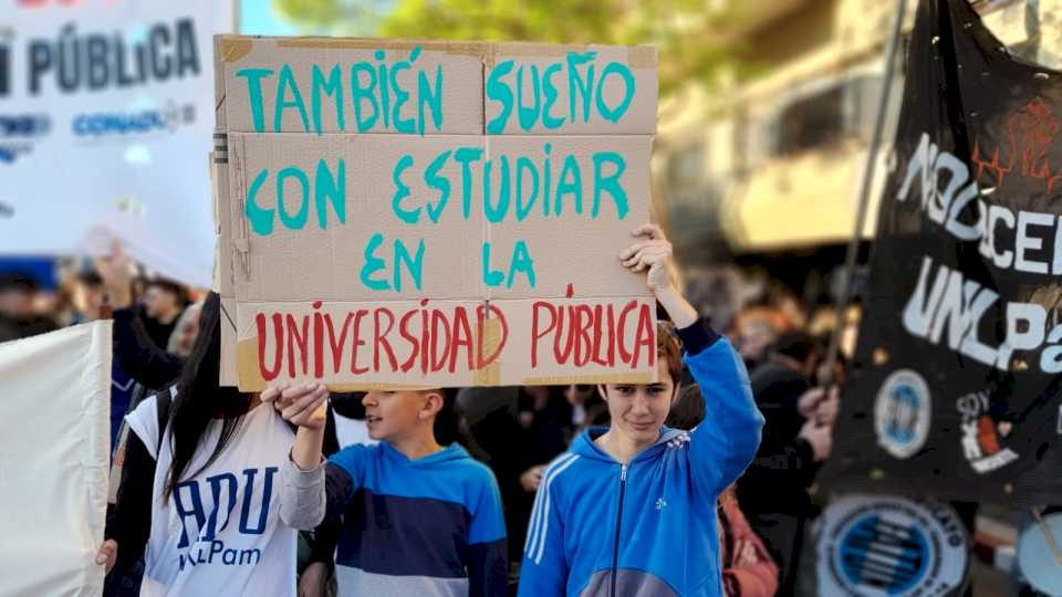 por-la-ratificacion-del-veto-de-milei,-los-gremios-docentes-anunciaron-un-paro-total-en-todas-las-universidades