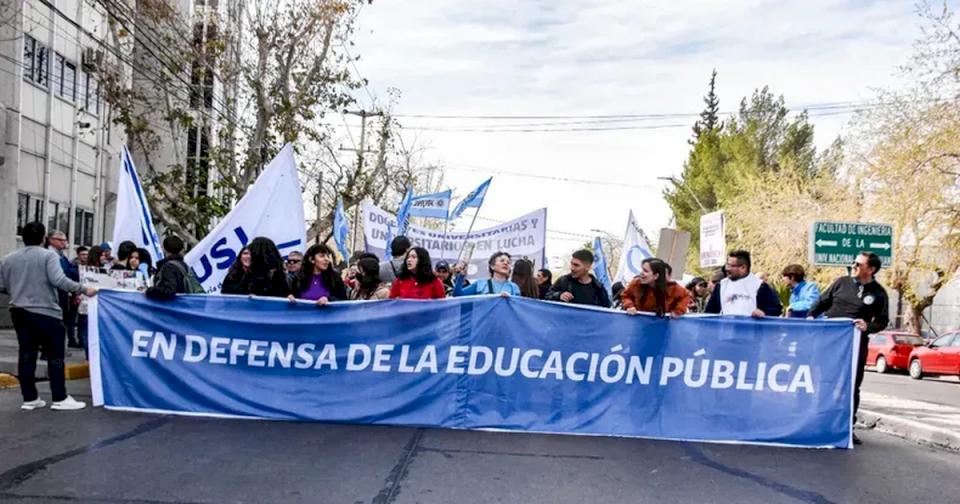 Gremios docentes de la UNSJ irán al paro total este jueves tras el OK al veto de Milei