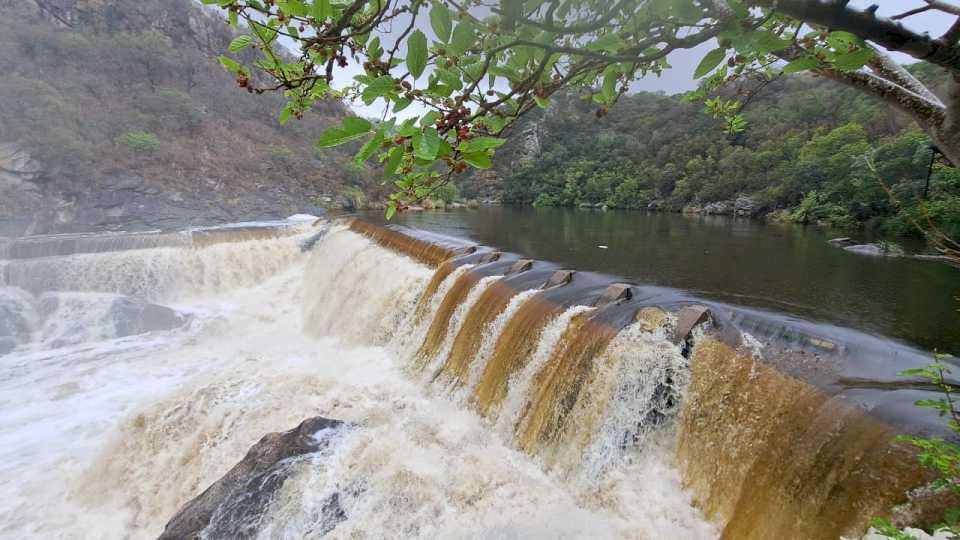 agua-bendita:-asi-entra-la-crecida-en-el-azud-cuesta-blanca