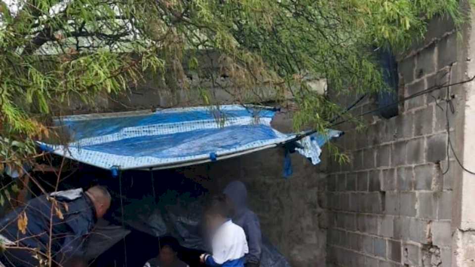 policia-asistio-a-familia-que-se-refugiaba-de-la-lluvia-bajo-una-lona-en-cordoba